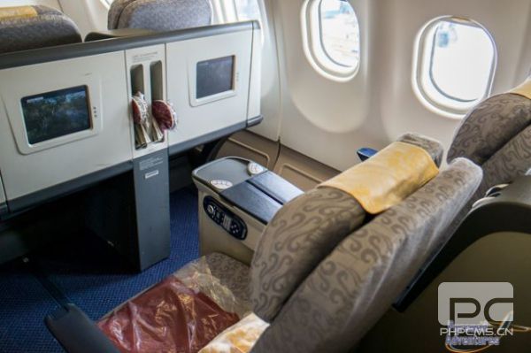 图3:国航空客a330-300客机商务舱座椅上没有任何储存空间,不论大小
